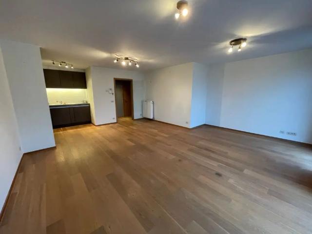 Instapklaar appartement met twee slaapkamers en terras gelegen op het Stationsplein. Op het vierde verdiep in een gebouw met lift