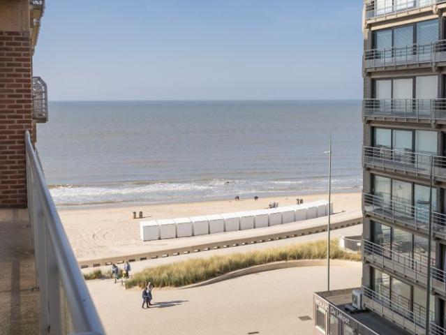 Instapklaar appartement met zijdelings zeezicht in hart.