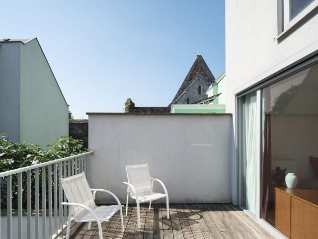 Instapklaar duplex appartement met drie terrassen vlakbij de Sint Baafsabdij