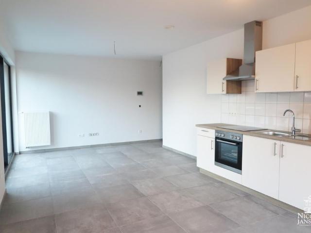 Instapklaar duplex appartement met twee slaapkamers, terras en autostandplaats in het centrum van Molenbeersel