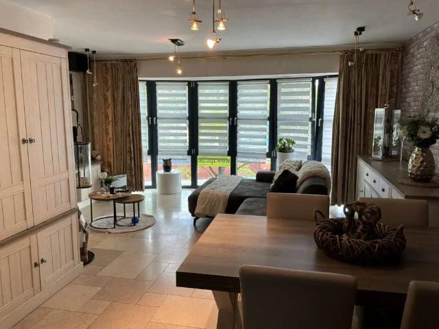 Instapklaar duplex appartement met terras en tuintje in het centrum – geen gemeenschappelijke kosten