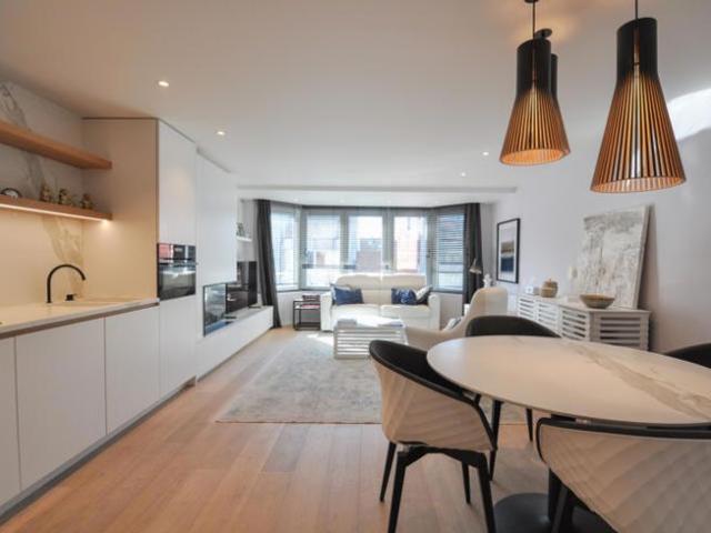 Instapklaar en lichtrijk appartement gelegen aan de zonnekan