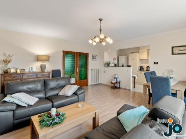 Instapklaar en ruim 2 slaapkamerappartement met terras.
