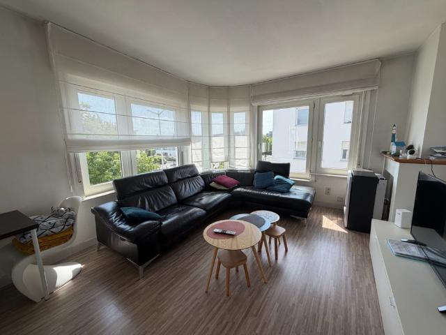 Instapklaar gemeubeld appartement met één slaapkamer. Gelegen op het tweede verdiep in een gebouw zonder lift