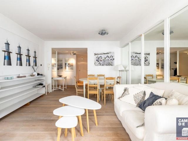 Instapklaar gemeubeld appartement met lateraal zeezicht in het Zoute