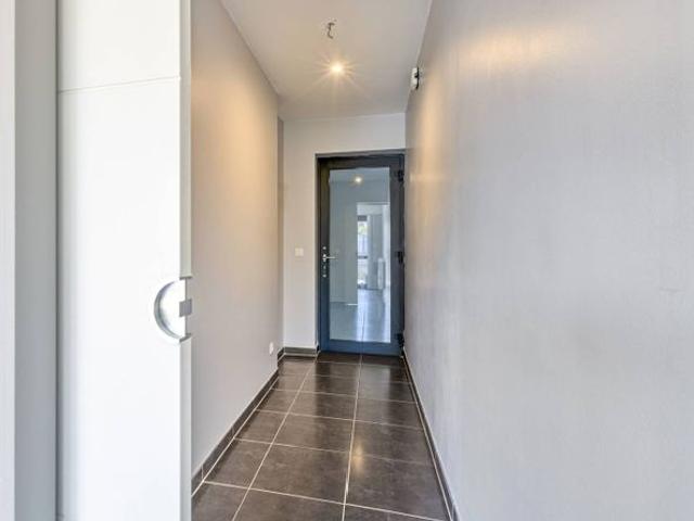 Instapklaar gelijkvloers appartement met autostaanplaats