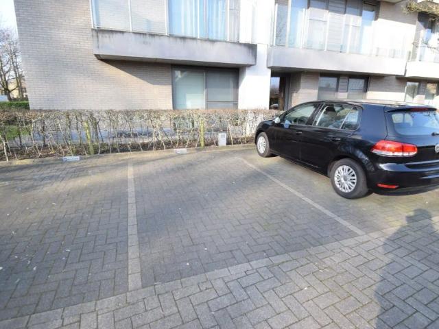 INSTAPKLAAR GELIJKVLOERS APPARTEMENT MET ZONNIGE TUIN EN GARAGE