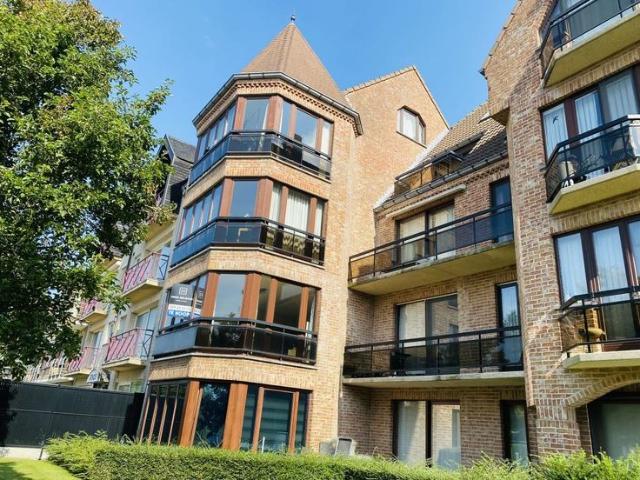 Instapklaar gelijkvloersappartement met terras en garage.