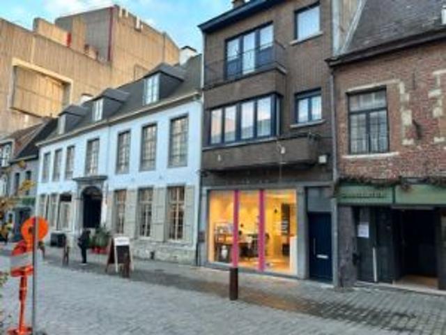 Instapklaar handelspand met duplex appartement