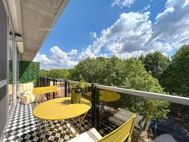Instapklaar hoekappartement met 2 slpk, terras en garage