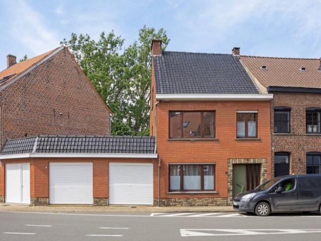 Instapklaar huis met 3 slaapkamers, leuke tuin en garage te