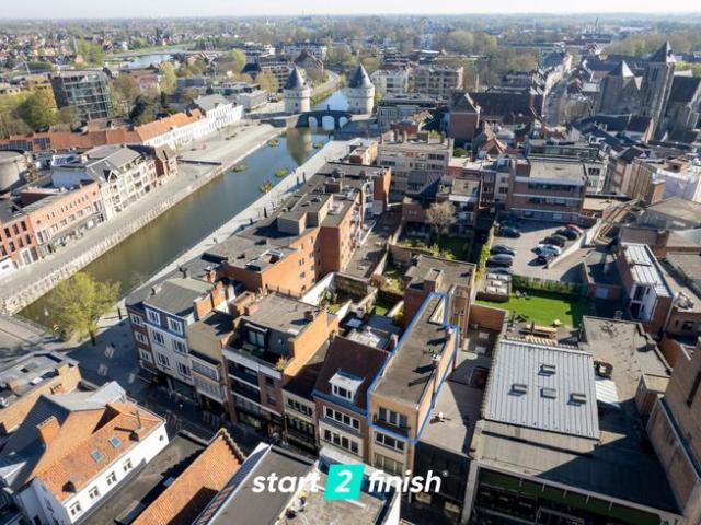 Instapklaar, lichtrijk appartement op uiterst centrale ligg