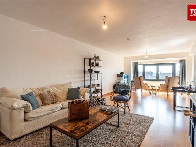 Instapklaar, lichtrijk appartement nabij Sint Pietersstation