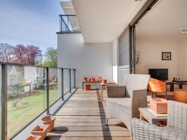 Instapklaar modern appartement met terras en ondergrondse staanplaats
