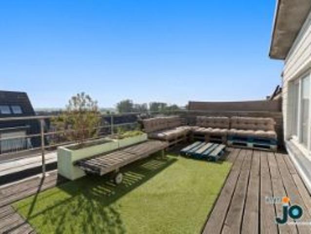 Instapklaar penthouse te Mariakerke met groot terras, zee.