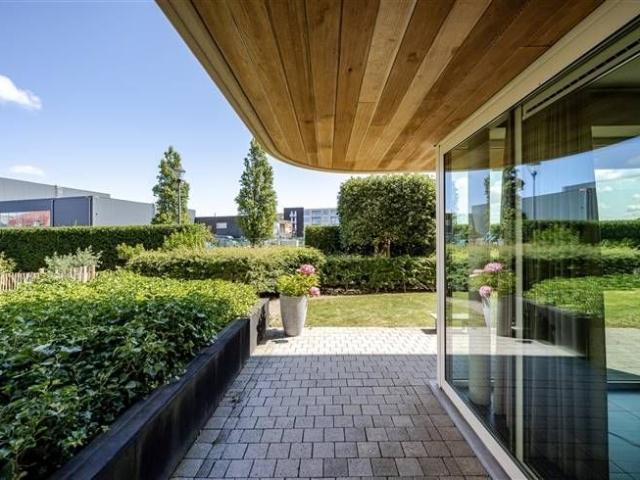 Instapklaar ruim gelijkvloersappartement met tuin!