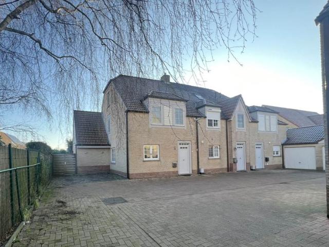 Instapklare 3 gevels woning met zonnige tuin