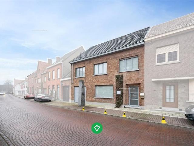 Instapklare topper met 4 slaapkamers en inpandige garage te koop in het centrum van Koekelare