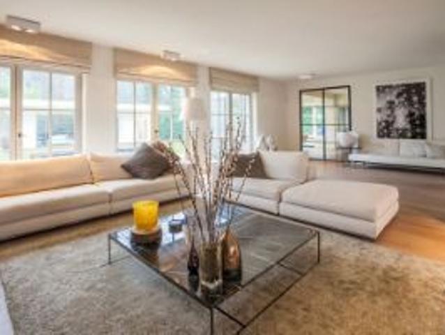 Instapklare villa met zwembad en poolhouse