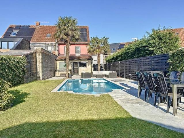 Instapklare woning 963 m² met 4 slpks, zonnepanelen & zwembad