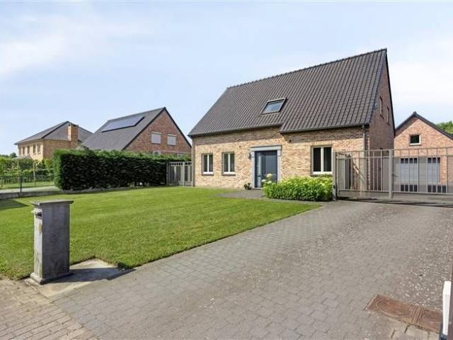 Instapklare woning met aparte garage en werkplaats van 150m²