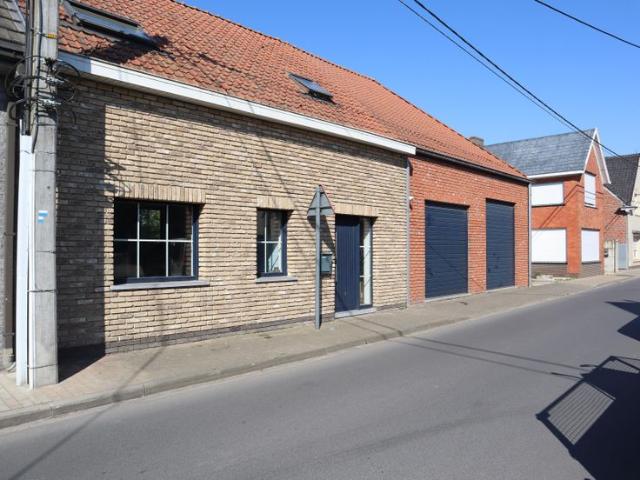 Instapklare woning met dubbele garage en gezellige tuin