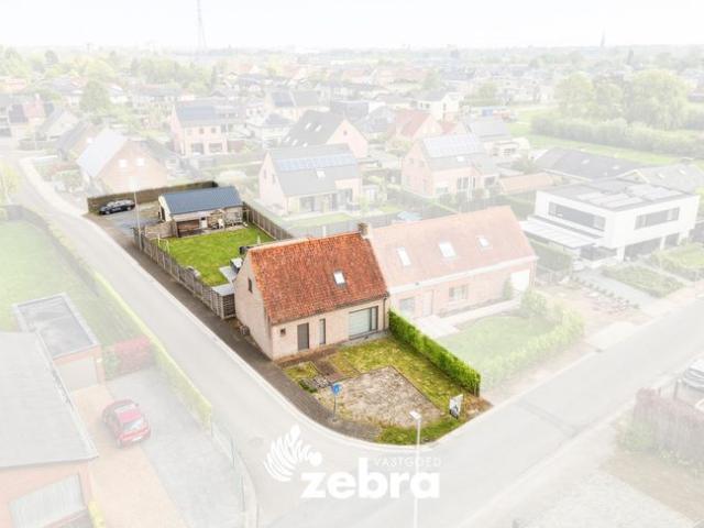 Instapklare woning met drie slaapkamers en loods op een t.