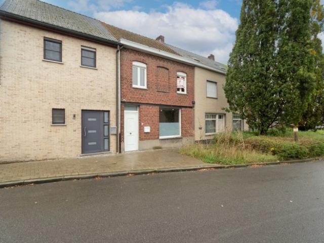 INSTAPKLARE WONING MET GARAGE EN UITWEG