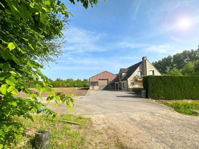 Instapklare woning met landbouwgrond in Assebroek
