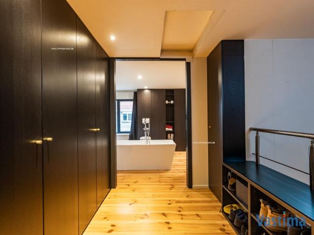 Instapklare woning met tuin en garage te Aalst