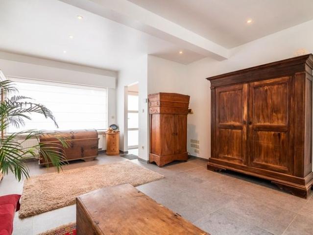Instapklare woning met 3 slaapkamers, garage en tuin te W.