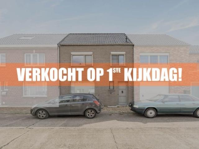 Instapklare woning met 3 slaapkamers en garage met uitweg.