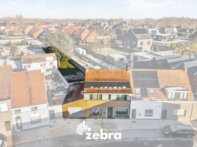 Instapklare woning met 4 slaapkamers en tuin te Oostrozeb.