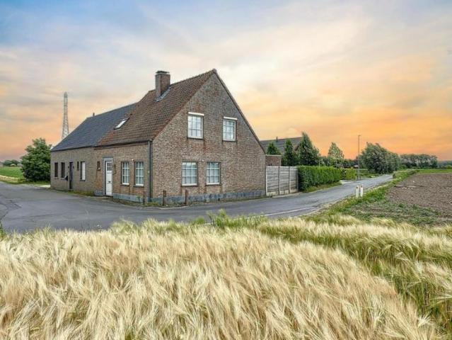 Instapklare woning met 4 slpks, tuin, zonnepanelen en lan.