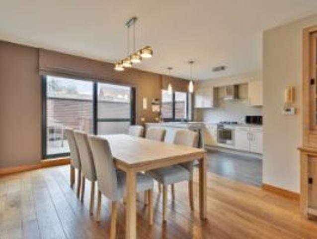 Instapklare bel etage met twee garages en ruim terras in.