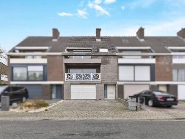 Instapklare bel etage met 4 kamers te koop in Beveren Leie