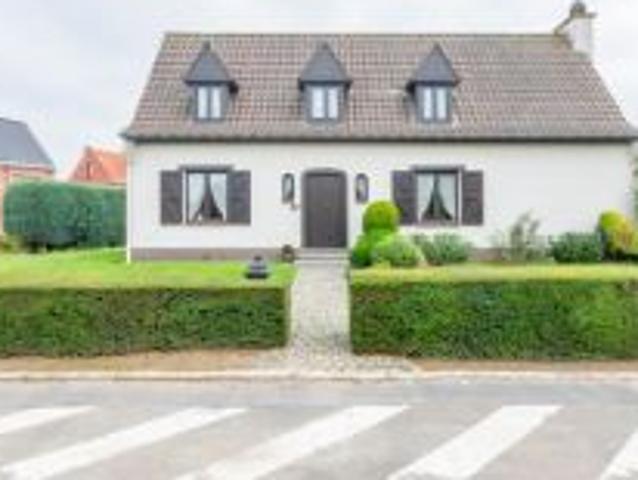 Instapklare en verzorgde open bebouwing op ideale locatie