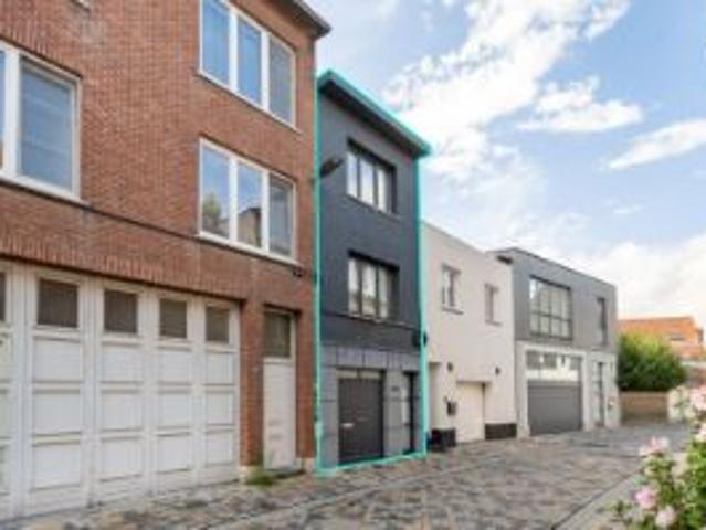 Instapklare en centraal gelegen rijwoning met 3 SLK, gara.