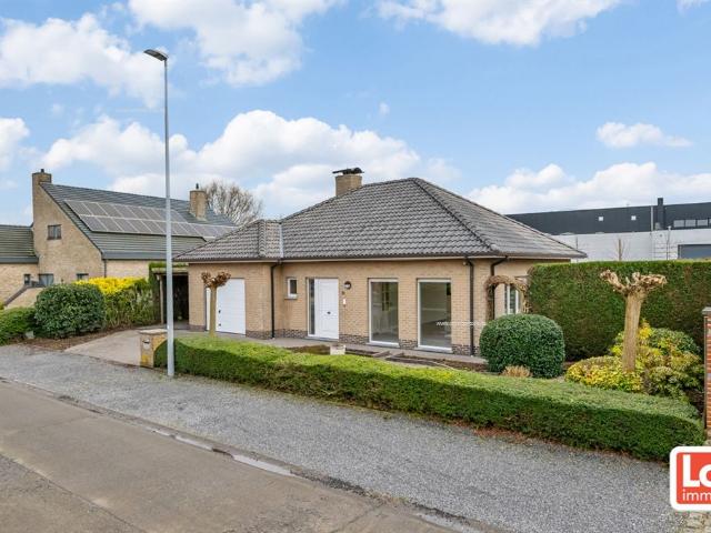 VERKOCHT! Instapklare gelijkvloerse woning met inpandige garage op een heel rustige locatie in Lochristi!