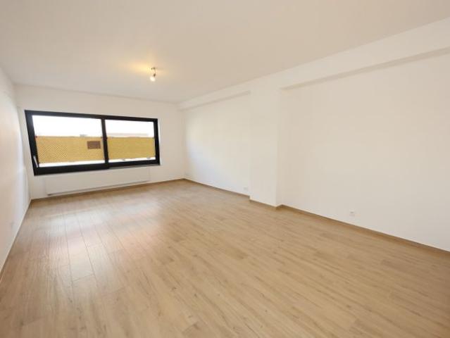 Instapklare gerenoveerde studio te koop op het gelijkvloe.