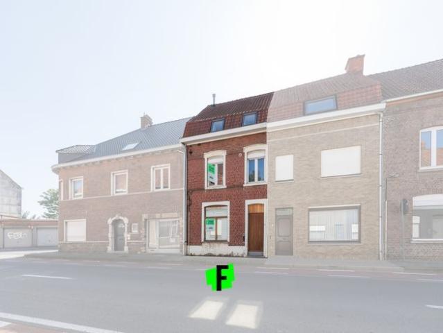 Instapklare gerenoveerde starterswoning met garage te Menen