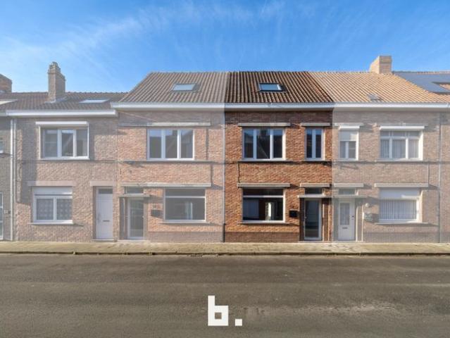 Instapklare gerenoveerde rijwoning op zeer gegeerde ligging
