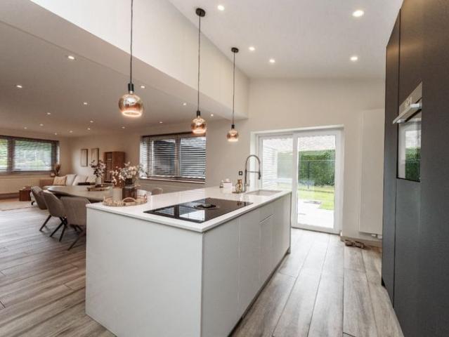 Instapklare, gerenoveerde woning met zuidwest gerichte tuin!