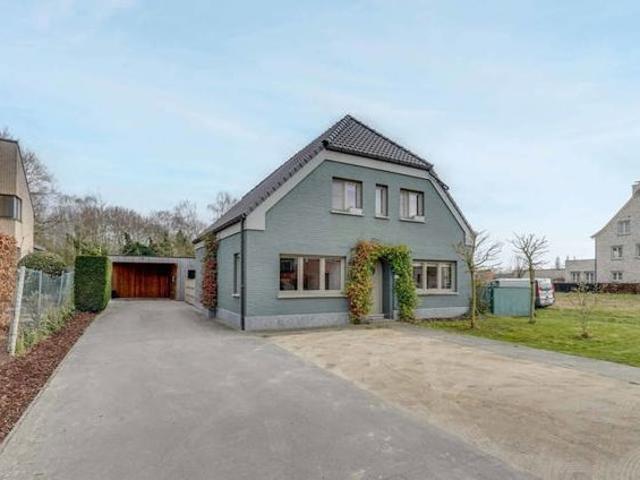 Instapklare gerenoveerde woning met poolhouse