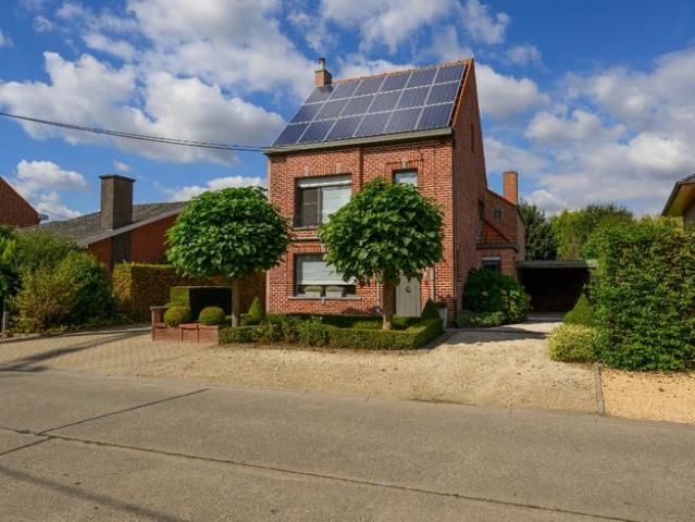 Instapklare gezinswoning met 3 slaapkamers, garage op 962 m²