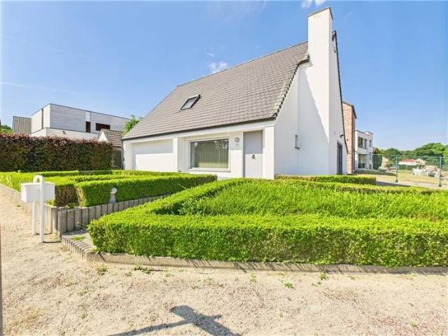 Instapklare gezinswoning met 3 slpk in Linkhout!