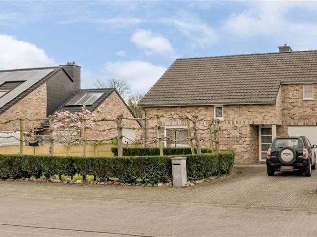 Instapklare gezinswoning met 4 slaapkamers, garage en tuin
