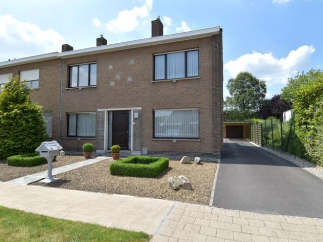 Instapklare gezinswoning met 4 slaapkamers, garage en zonni