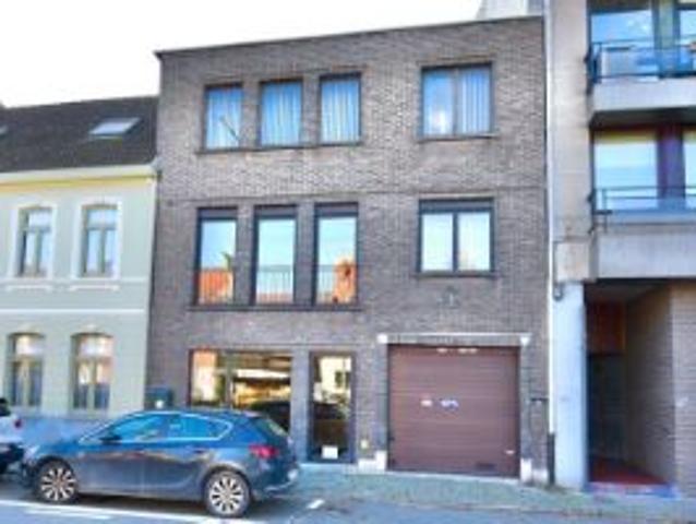Instapklare grote gezinswoning met winkel, magazijn, gara.