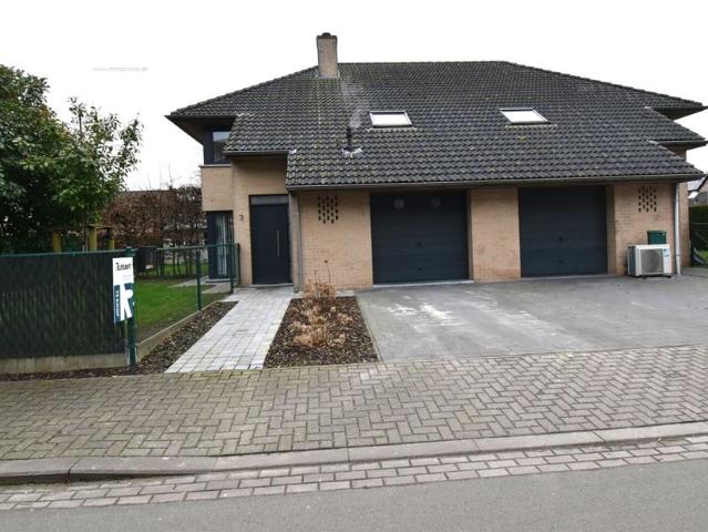 Instapklare halfopen woning in centrum Ruiselede